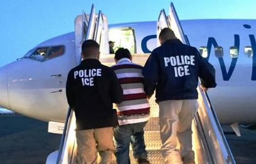 США депортували 50 українців